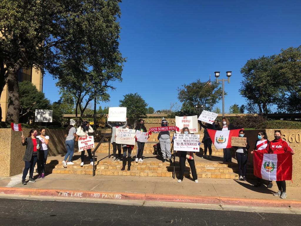 Un grupo de peruanos se reunió afuera del consulado de Perú en Dallas, este domingo por la mañana para protestar contra la crisis política que se vive en el país.
<br>