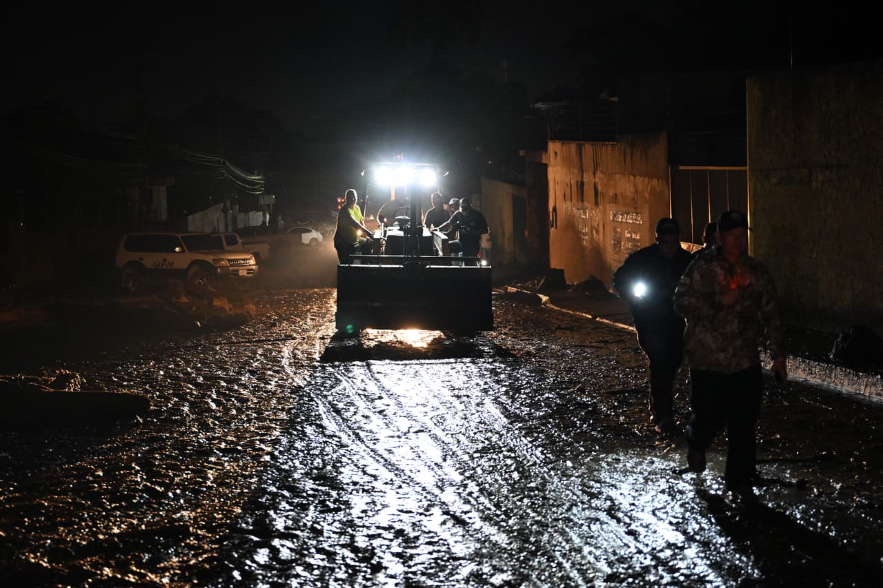 Rescatistas y personal de Protección Civil remueven escombros y buscan a posibles víctimas del último deslave en el centro-norte de Venezuela.