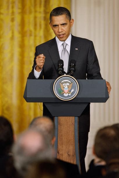 En momentos que se advierte el lanzamiento en 41 estados de una campaña para cambiar la Enmienda 14 de la Constitución y negarle la ciudadanía a los hijos de indocumentados que nacen en Estados Unidos, el presidente Barack Obama volvió a reiterar este jueves su compromiso con una reforma migratoria comprensiva que incluya una vía de legalización para millones de inmigrantes sin papeles que viven en el país.