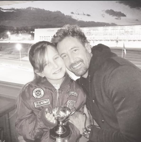 Al cuestionar a Gabriel Soto sobre una posible reconciliación con la madre de sus hijas, evadió las preguntas, retirándose no sin antes decir que estaba feliz, disfrutando tiempo con sus hijas.