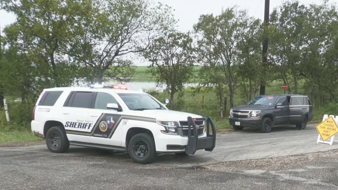 Rescatan a cuatro niños que se aferraban de árboles en las inundaciones de San Antonio 