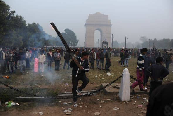 Varias estaciones de metro cerraron en la ciudad y algunas carreteras se bloquearon con barricadas el domingo para impedir una acumulación de manifestantes.
