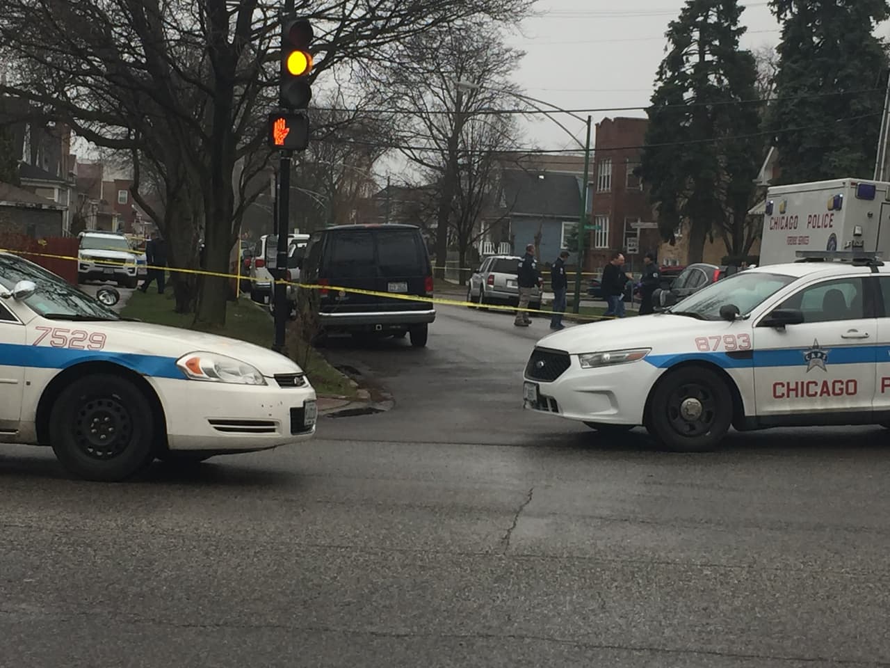 Un hombre de 53 años de edad fue baleado por un agente de Inmigración y Aduanas (ICE) al noroeste de Chicago la mañana de este lunes.