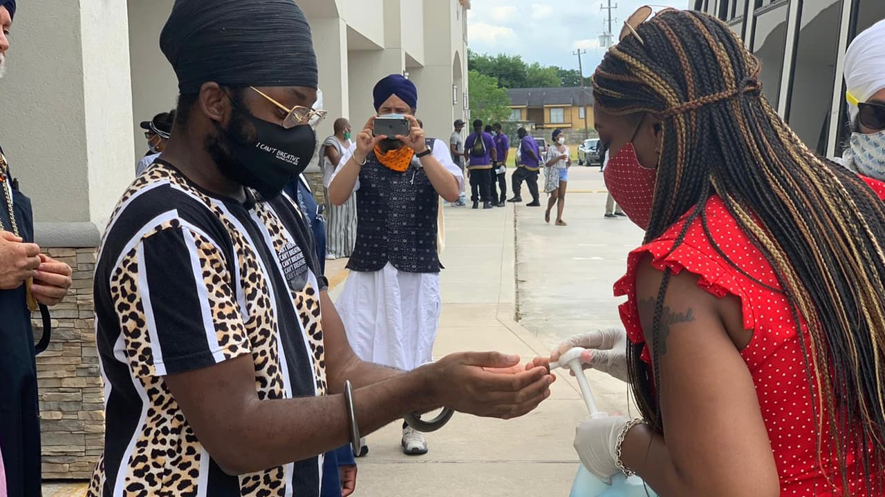 También les proporcionan gel desinfectante antes de abordar los autobuses.