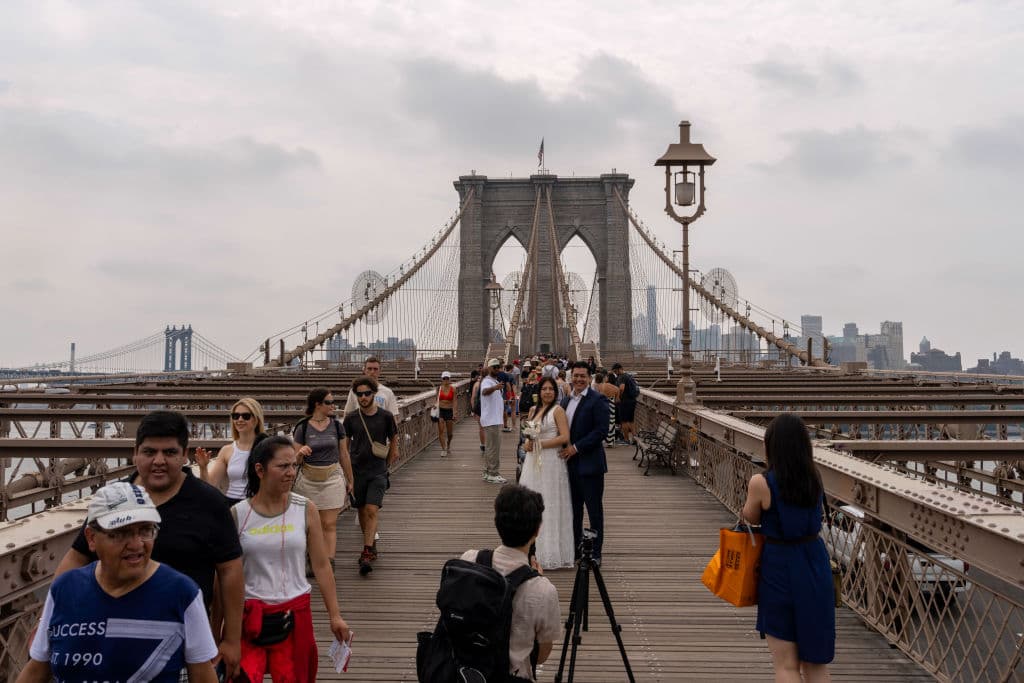 En Brooklyn, la temperatura se sentía este lunes como en 100 grados Fahreinheit, en medio de 
<b><a href="https://www.univision.com/local/nueva-york-wxtv/advertencia-calor-extremo-nueva-york-horas-calientes-dia" target="_blank">la tercera ola de calor</a> </b>que impacta a la ciudad de Nueva York esta temporada.