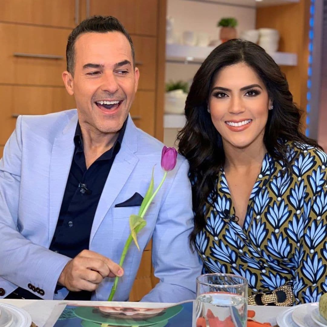 Además, la temporada ofrece la oportunidad de ser galante, como Carlitos, que le regaló esta flor a la dominicana, a quien le profesa un gran cariño.