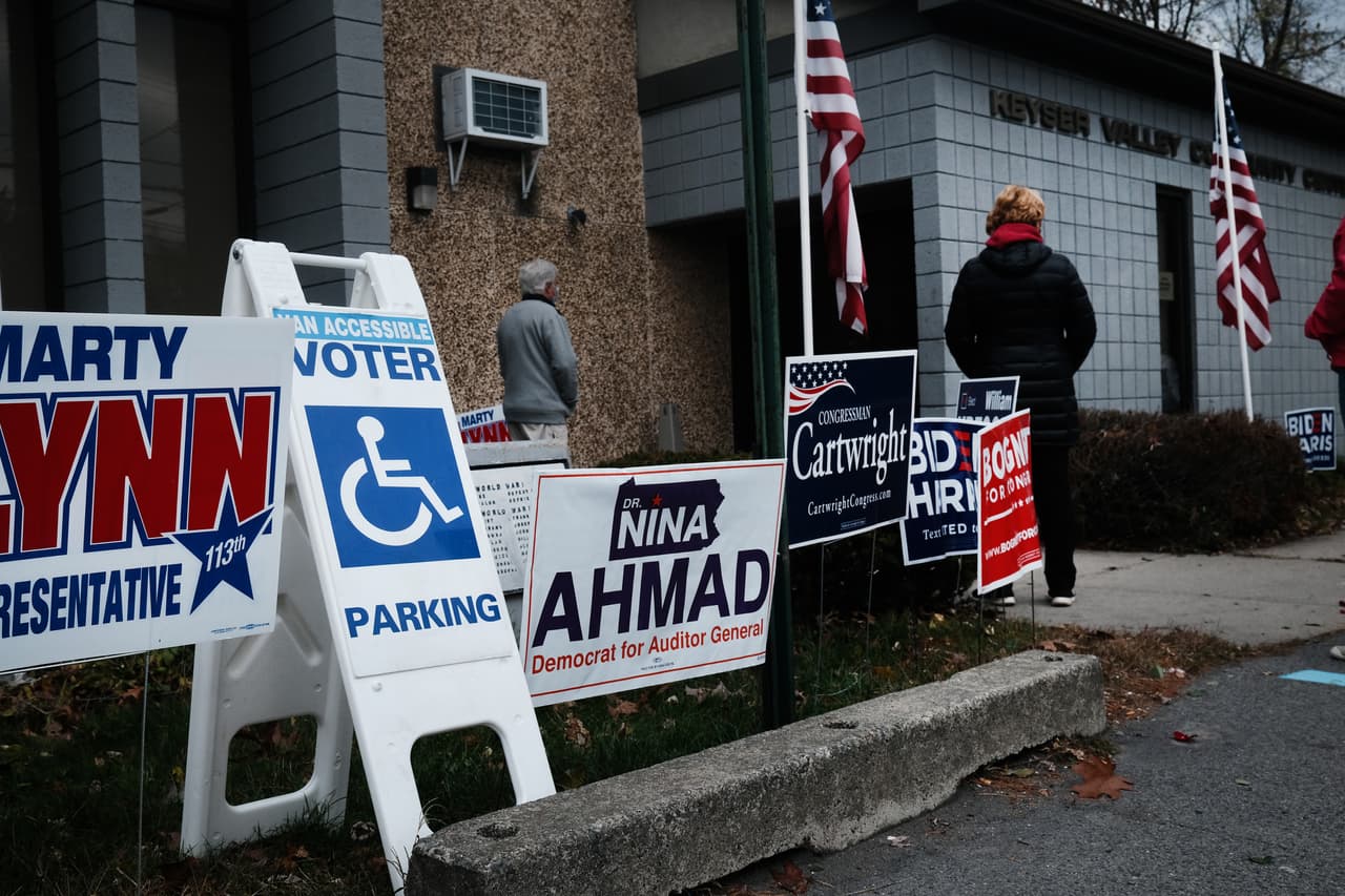 La gente hace fila para votar en las elecciones presidenciales en un colegio electoral el 3 de noviembre de 2020 en Scranton, Pensilvania.