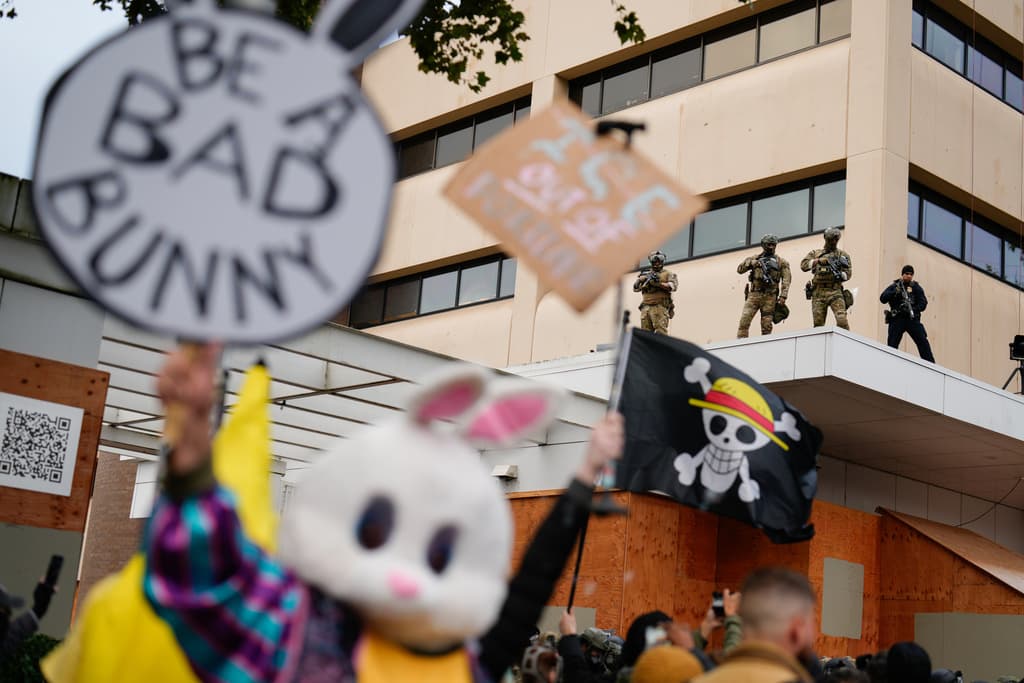 "Sé un Bad Bunny", lee la pancarta que llevó 'un conejo' a una de las manifestaciones en Portland. El artista conocido como
<b><a href="https://www.univision.com/local/puerto-rico-wlii/como-bad-bunny-daria-conciertos-en-eeuu-pensando-que-ice-podria-estar-afuera-la-explicacion-de-su-gira" target="_blank">Bad Bunny se expresó en desacuerdo con los operativos de ICE</a></b>.