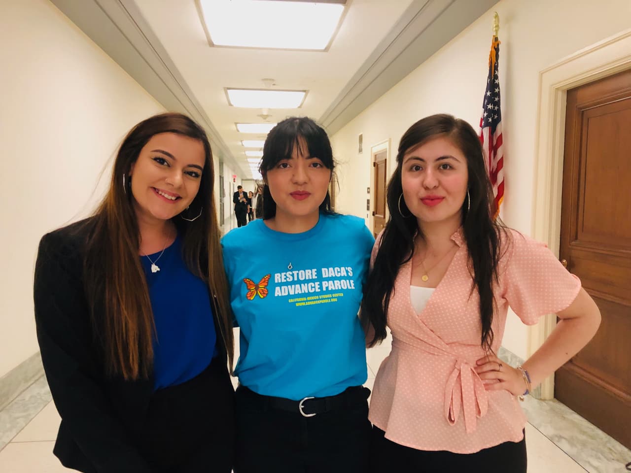 <b>Lily Carrasco (izquierda) es de Santa Cruz (Bolivia) y vive desde hace 12 años en San Antonio Texas. Brenda Márquez (centro) llegó de México a los 3 años y reside en Nueva Jersey y Karen Camas es de Sinaloa (México) y vive en el estado de Washington. </b>Las jóvenes aseguran que el advance parole afecta a los dreamers en lo personal porque están falleciendo familiares suyos en sus países de origen a los que no pueden despedir. "Lo que queremos es un Dream Act o una reforma migratoria, pero no es algo que vemos que pueda suceder rápido, en el futuro próximo. Por eso pedimos algo ahorita, algo inmediato. A mi me gustaría regresar a México o poder estudiar fuera", afirma Márquez.