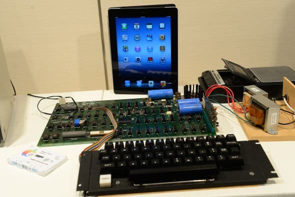 La Apple II fue la primera computadora de la empresa que tuvo producción masiva. Se presentó en 1977 y tenía una arquitectura de 8 bits, dirigida al público en general. Vino acompañada de VisiCalc, una hoja de cálculo que ayudó a incrementar sus ventas.