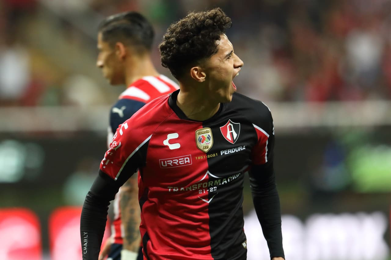 Un primer tiempo bipolar que durante 30 minutos no presentó emociones cambió radicalmente al 28' con el 0-1 de Jeremy Márquez y al 44' con su doblete para silenciar el estadio de Chivas, que lucían perdidas y sin ideas.