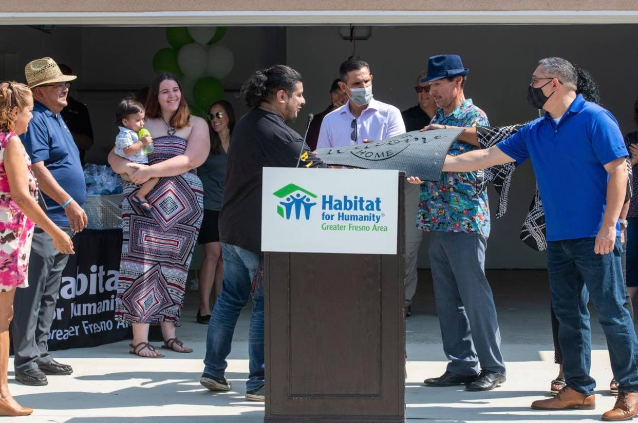 En compañía del alcalde de Madera y autoridades locales, la familia Alvarez de Madera logra cumplir su sueño de tener una casa propia, gracias al programa de bajos recursos
<a href="https://www.habitatfresno.org/?lang=es" target="_blank">Habitat for Humanity</a>.