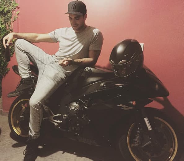 Sabías que este galán es amante de los autos antiguos.