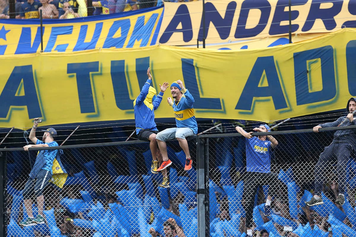 Los hinchas de Boca Juniors y River Plate viven con pasión la ida en la final de Copa Libertadores. Los xeneizes lo disfrutan en La Bombonera, mientras los 'millonarios' apoyan en el Monumental, pues no pueden ir al estadio de su rival.