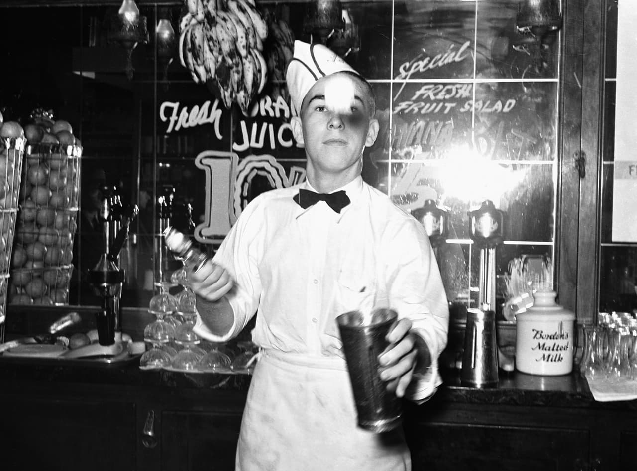 <b>Soda Jerk</b>
<br>
<br>Con este nombre eran conocidos los operadores de fuentes de soda y quienes preparaban los refrescos helados en farmacias, desde la década de 1920 hasta la década de 1960. 
<br>
<br>Eran famosos por su manera de trabajar, en base a movimientos intensos y sacudidas, algunas veces acrobáticas. El oficio comenzó a desaparecer cuando las fuentes de soda perdieron popularidad.