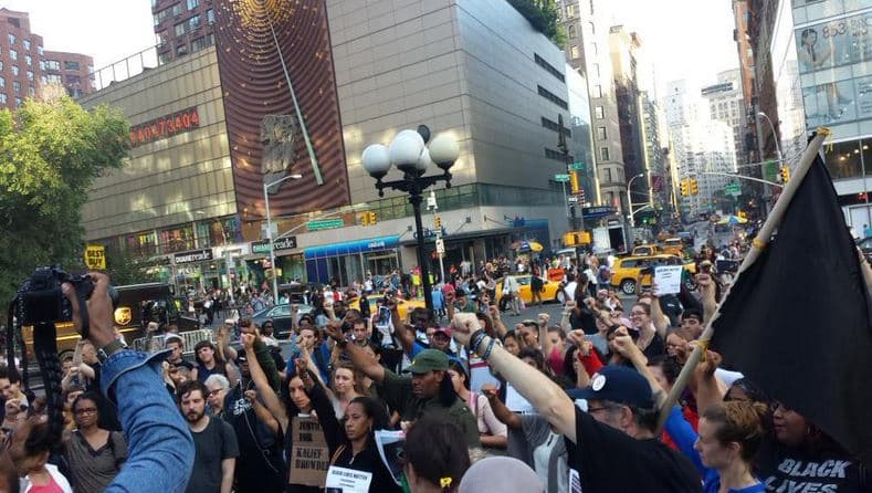 Debido a este incidente, la Casa Blaca pidió el control de armas.