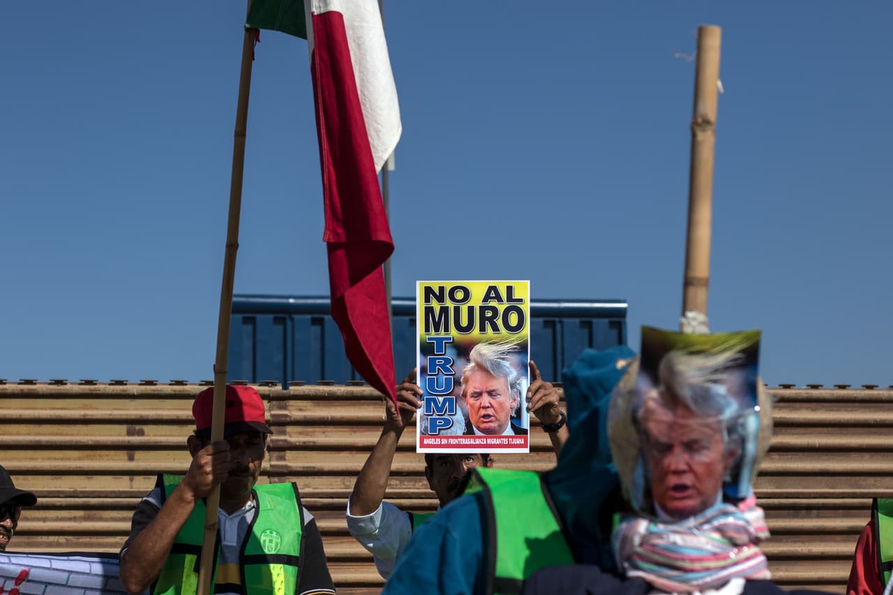 Los manifestantes intentaron colocar unos letreros de lona con el mensaje "Trump no pagaremos tu muro", pero los policías federales lo impidieron argumentando que no tenían permisos.