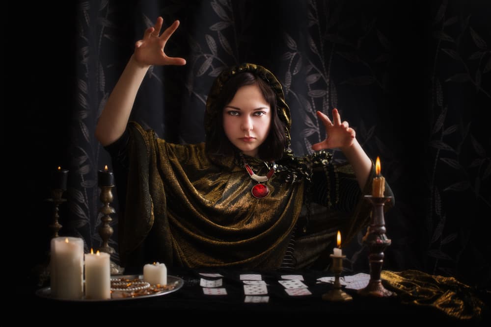 Los oráculos utilizaban su 'poder' para acceder al plano de los dioses y así, descifrar eventos del pasado, presente y futuro. Por ello, reyes, gobernantes y otras figuras poderosas acudían ante ellos para consultarles antes de tomar cualquier decisión importante en sus vidas o sobre la ciudad.