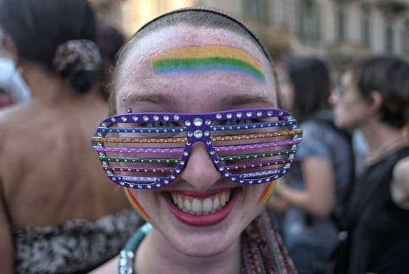En Turín, una joven posa con enormes gafas de colores.