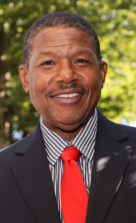 <b><a href="http://www.votebloom4mayor.org/" target="_blank">Warren Bloom</a> </b>es tasador público y ministro y dirige su propio pequeño negocio de fotografía y videografía. Es un residente de Filadelfia de toda la vida y se graduó de Overbrook High School. Nunca ha ganado un cargo electo, pero se ha postulado varias veces, incluso para la legislatura estatal y el comisionado de la ciudad.