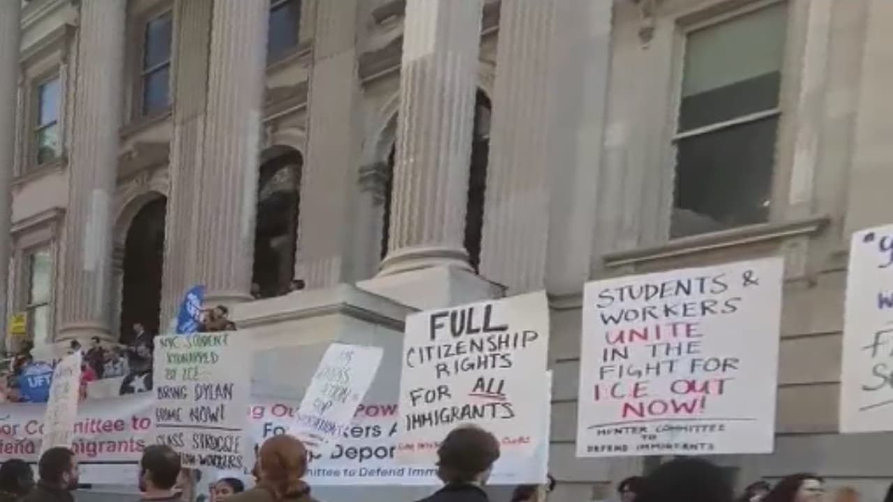 Este jueves continuaron las protestas en la ciudad de Nueva York por los arrestos realizados por agentes federales en cortes de inmigración. “Para que caigan los muros de la injusticia que están cometiendo contra nuestra comunidad inmigrante”, afirmó el sacerdote Fabián Arias durante la manifestación. Algunos migrantes aseguran que acudieron con miedo a sus citas para solicitar asilo.