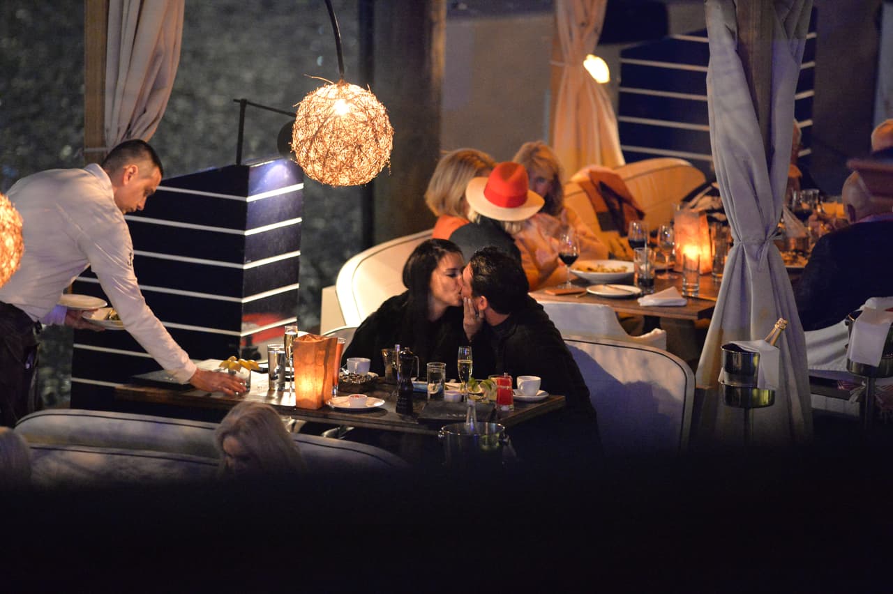 Adriana Lima rompió con el receptor de New England Patriots Julian Edelman hace sólo una semana. Sin embargo, se le vio besándose en un restaurante con el chico malo de los muchachos de Nueva York Mitch, Matt Harvey. Estas son las primeras fotos de la nueva pareja. La pareja llegó en yate y cenaron y tomaron champán por horas en el River Yacht Club el 15 de marzo de 2017, en Miami, Florida.