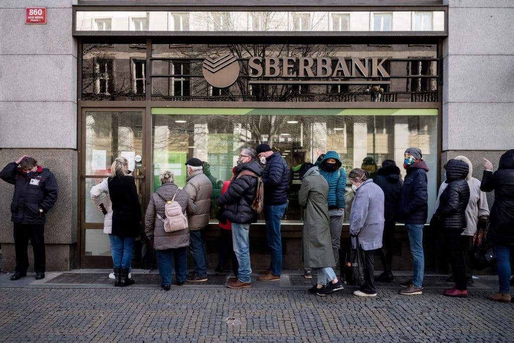 Una fila de clientes en una sede del Sberbank en Praga, República Checa.