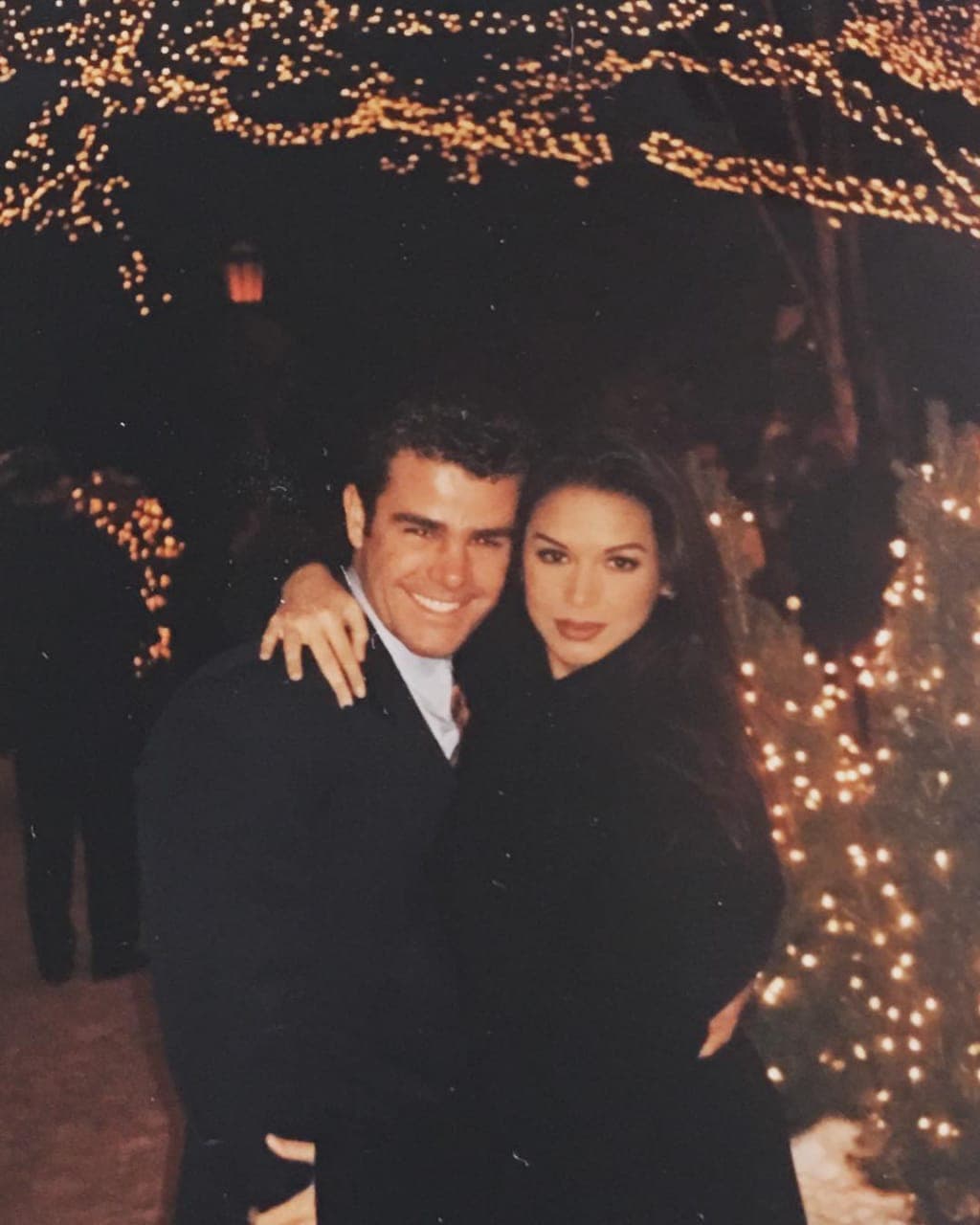 Se desconoce qué compañía estará a cargo de la producción, así como la salida al aire, pero todo apunta a que es parte de la celebración por los 
<b><a href="https://www.univision.com/entretenimiento/celebridades/con-seis-meses-de-anticipacion-biby-gaytan-y-eduardo-capetillo-preparan-sus-bodas-de-plata-fotos" target="_blank">25 años de casados de Biby y Eduardo</a></b>.