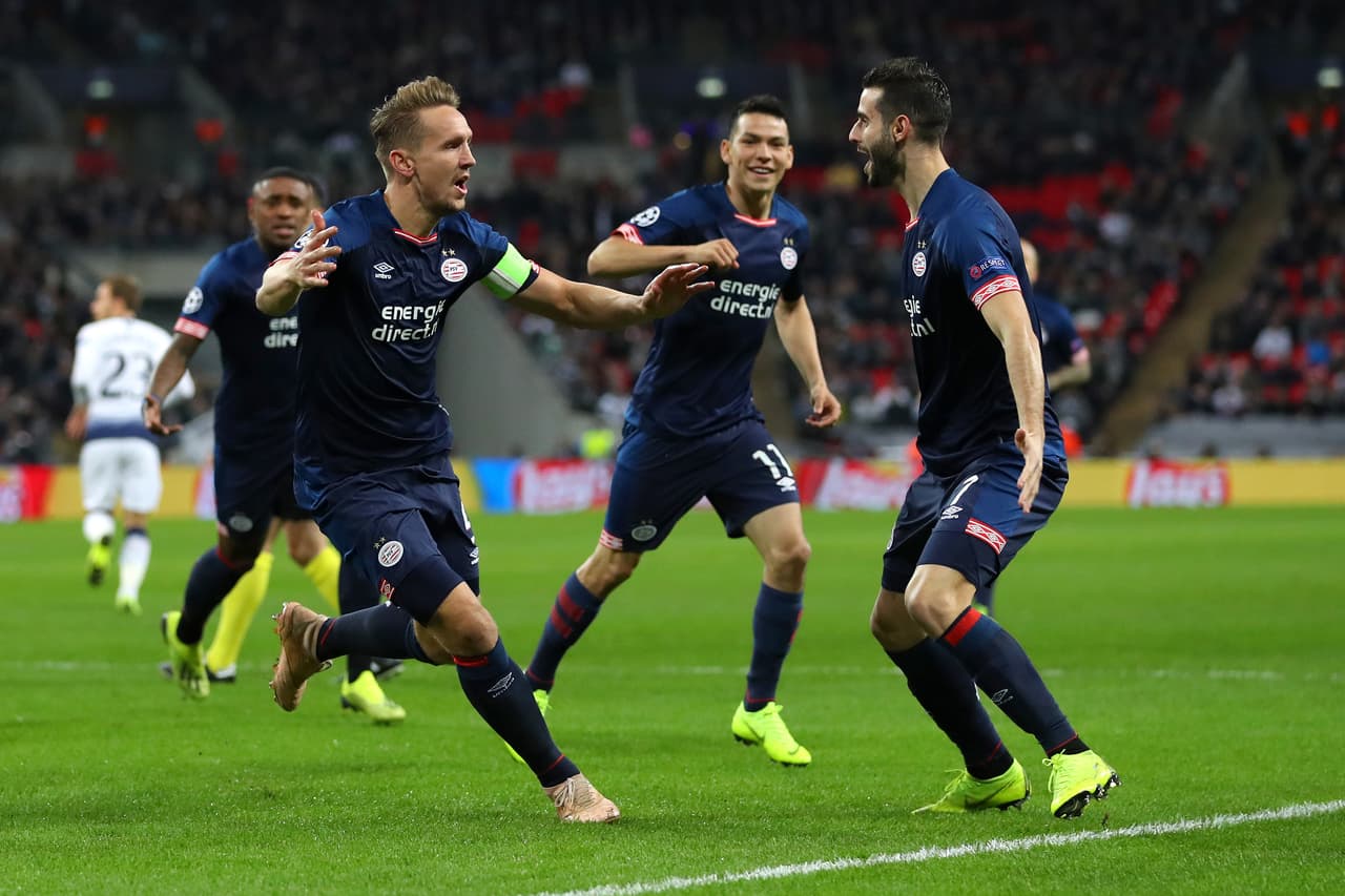 En Sevilla arrancaría como suplente de Luuk de Jong, ex compañero de Chucky Lozano y un delantero que sonó hace meses para llegar a Liga MX.