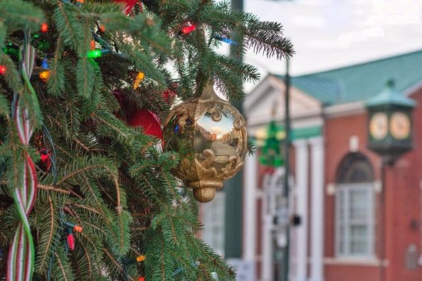 <b><a href="https://www.visitcumberlandvalley.com/event/miracle-on-24th-street-makers-market/47649/">Miracle on 24th Street Makers Market (Camp Hill)</a></b>. Se iluminará Willow Park y en 24th Street se instalará un mercado con varios fabricantes que ofrecerán artículos hechos a mano, desde ropa hasta artesanías, arte y otros regalos. Más allá de los artesanos, también habrá vendedores de comida y música.