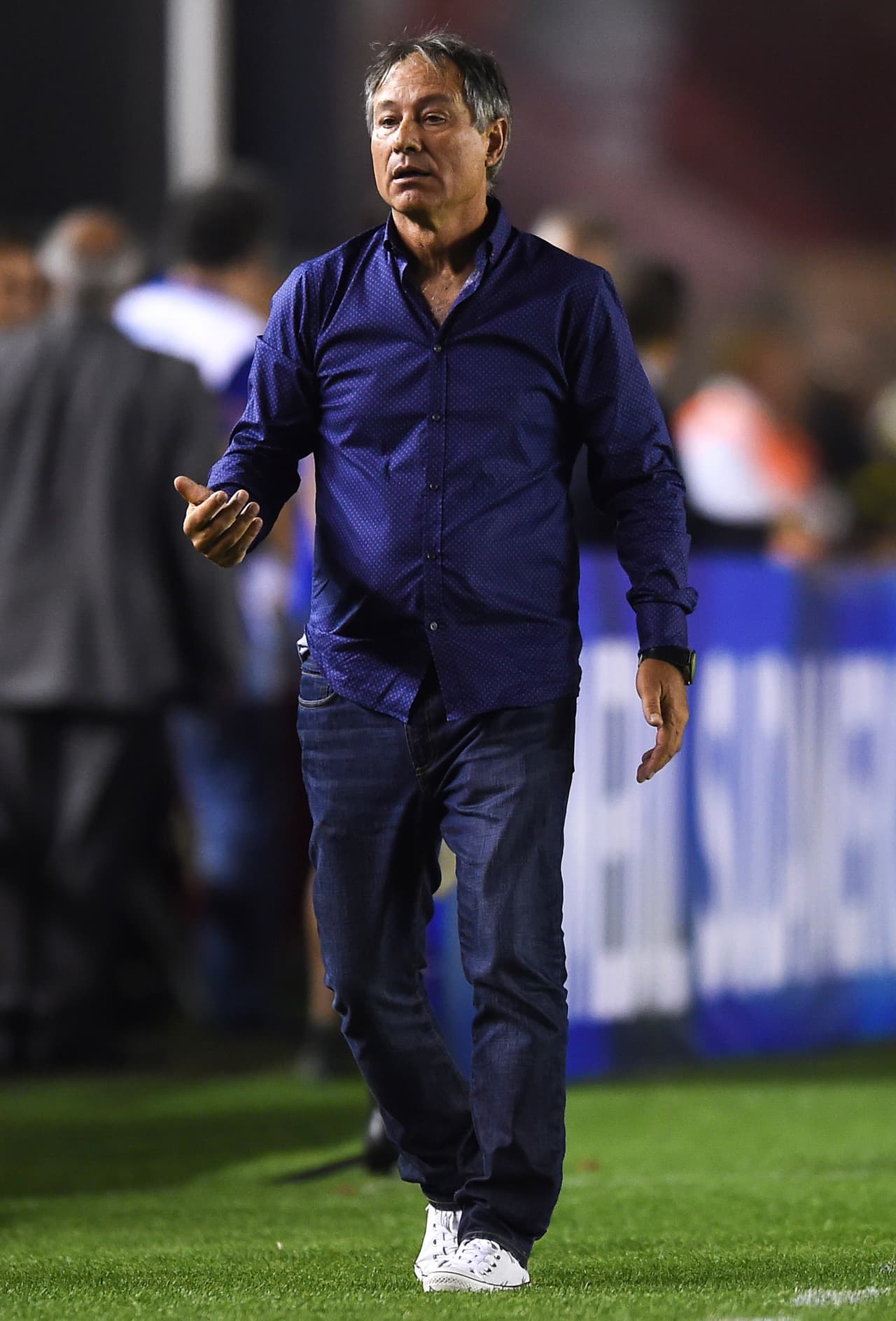 Ariel Holan inició como entrenador de hockey en 1982, pero en el año 2000 dio un vuelco a su carrera e hizo la transición al fútbol. Casualmente fue parte del cuerpo técnico del River Plate -junto a Matías Almeyda- que ascendió en el 2012.