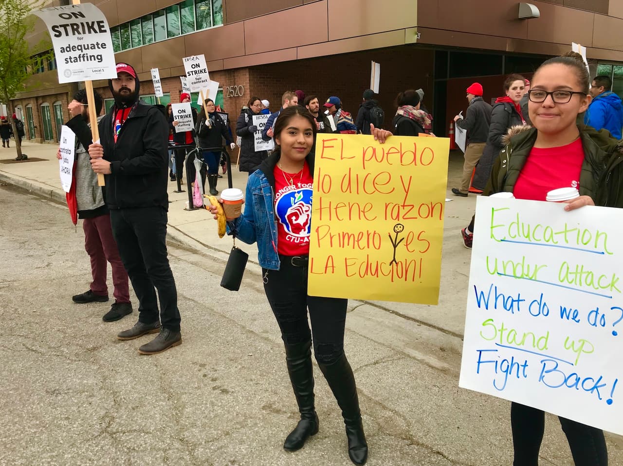 "El pueblo lo dice y tiene razón. Primero es la educación", lee una pancarta durante la protesta.
