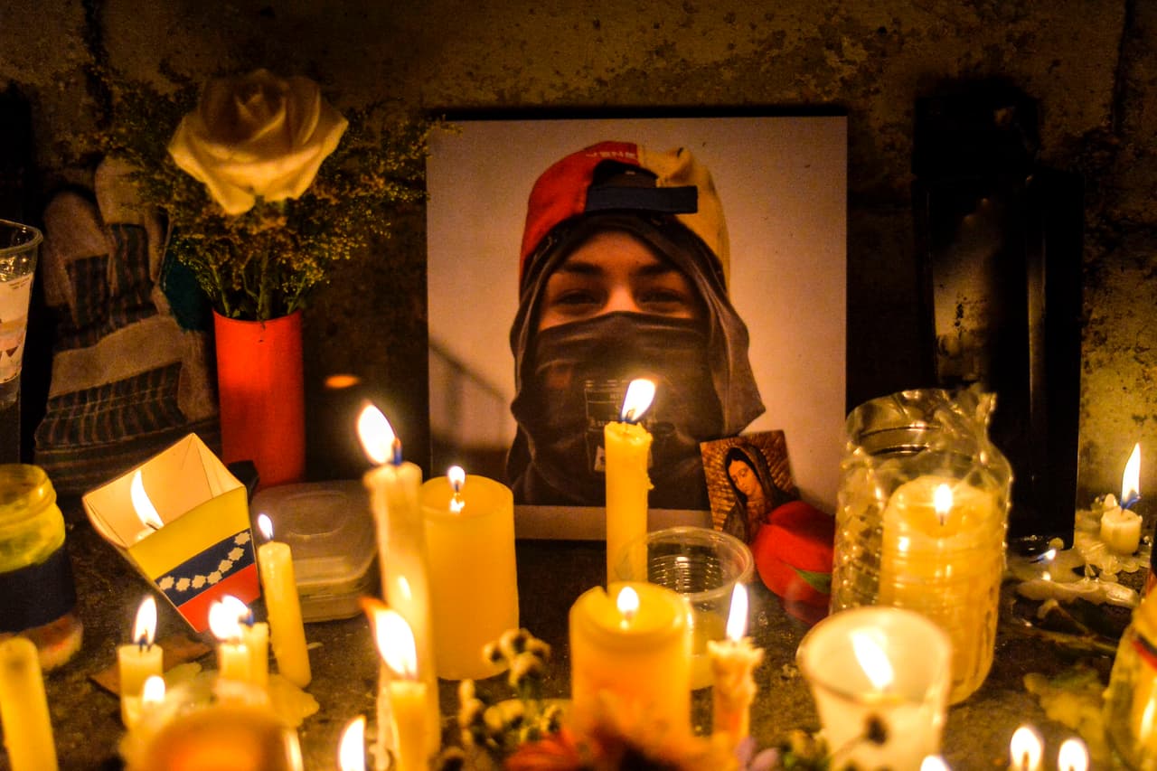 Neomar Lander, ‘Neon’, tenía 17 años y era conocido por muchos en las manifestaciones contra el gobierno en Caracas, a las cuales nunca faltaba. Solo, algunos metros más adelante que sus compañeros en la refriega contra los funcionarios que les disparaban cartuchos de gas lacrimógeno, ‘Neón’ cayó herido en el pecho el 7 de junio. Según datos de la fiscalía general, 67 personas han muerto de forma violenta durante la ola de manifestaciones contra el presidente Nicolás Maduro, que comenzó el 1 de abril.
<br>