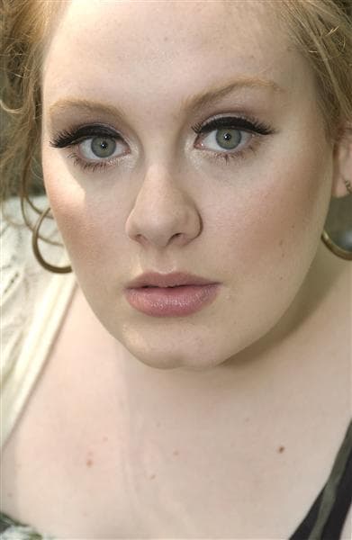 La cantante británica siempre se ha destacado por su hermosa voz, pero además por tener un rostro muy bello.