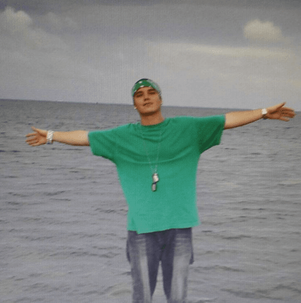 El cantante no tenía un estilo para vestir que lo definiera y era extremadamente delgado, lo que lo hacía parecer mucho más pequeño de lo que en realidad era.