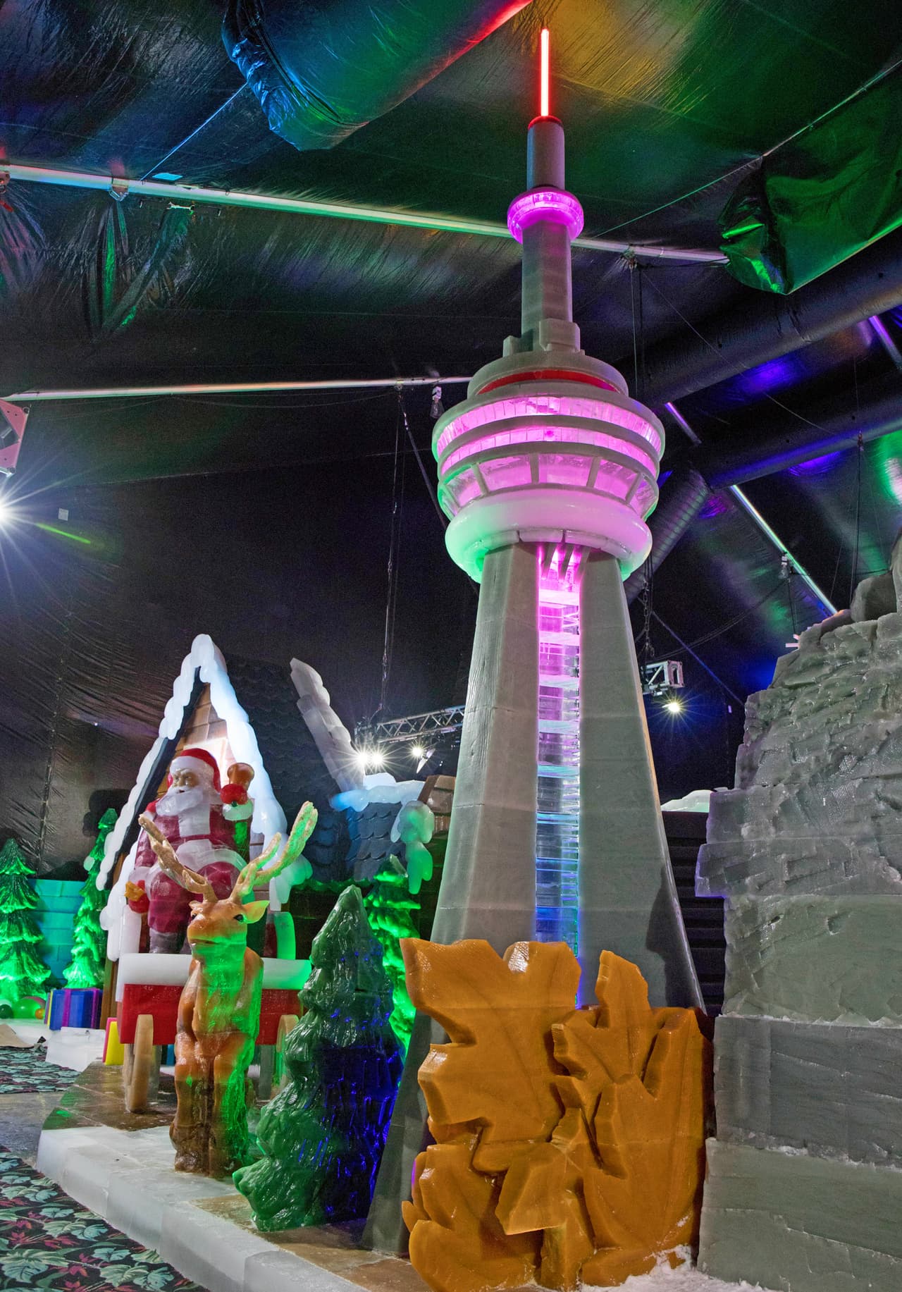Aquí la réplica de la Torre CN, de Toronto, Ontario (Canadá). Las letras CN quieren decir Canadian National, nombre de la compañía ferroviaria que construyó la torre.