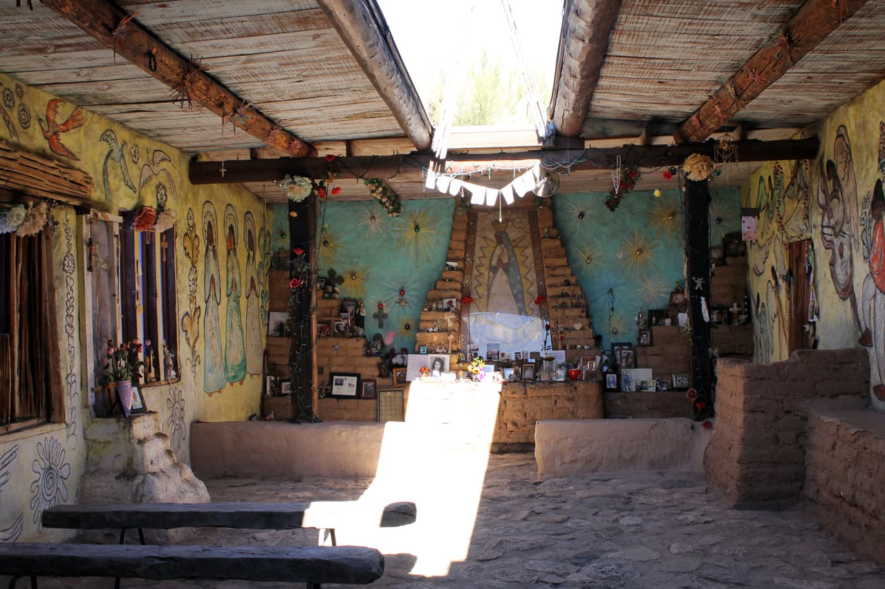Imagen al interior de la pequeña misión de adobe.