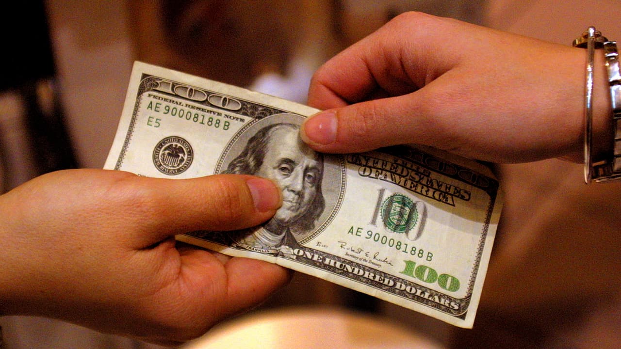 <b>En video: En medio de la peor inflación de los últimos tiempos, 25 estados de EEUU aumentarán el salario mínimo en 2022</b>