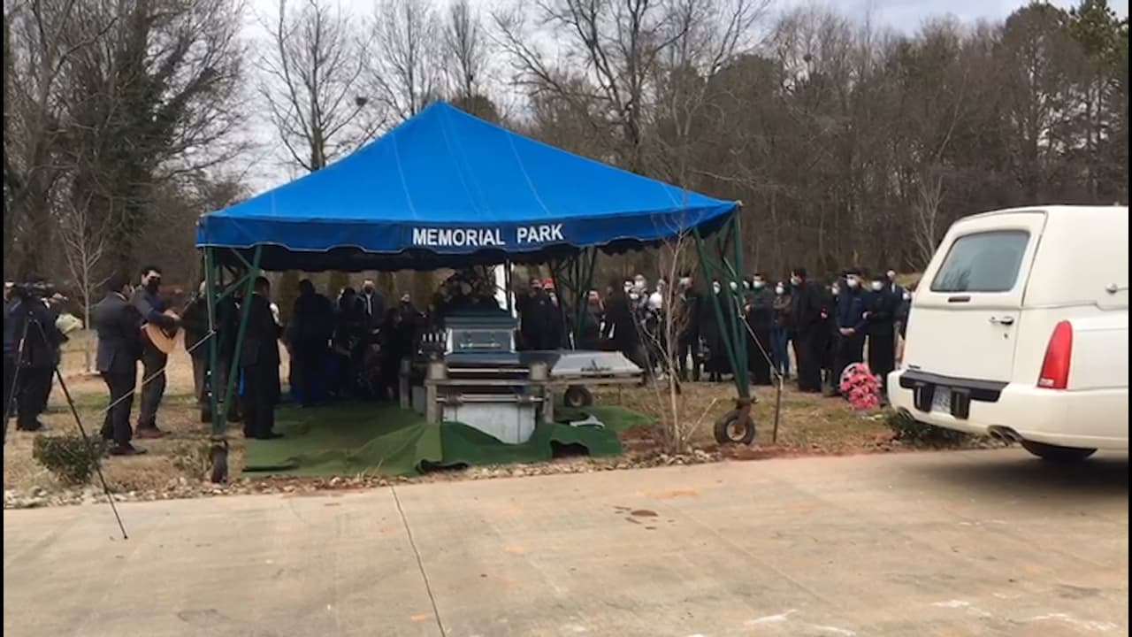 Familiares y amigos despidieron con cánticos cristianos a Saulo Suárez.