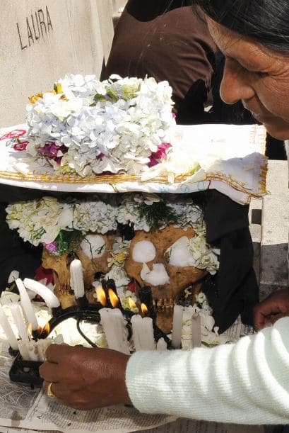 "Algunas de las calaveras son recogidas de almas benditas olvidadas en el purgatorio, a las que nosotros queremos, porque ellas interceden ante el Dios de la vida y el Todopoderoso para que tengamos su bendición", añade.