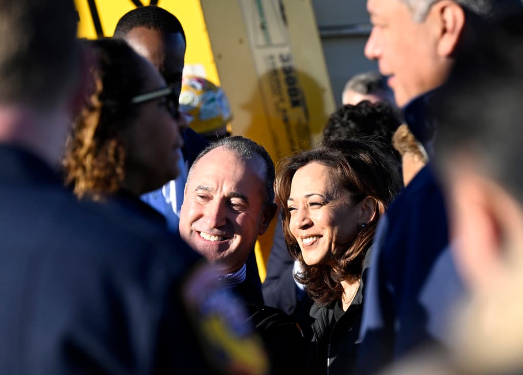 Para las personas trabajando en la restauración del tramo de la autopista 10, la visita de Kamala Harris a la zona fue una sorpresa increíble, ya que la vicepresidenta de EEUU incluso posó para selfies.