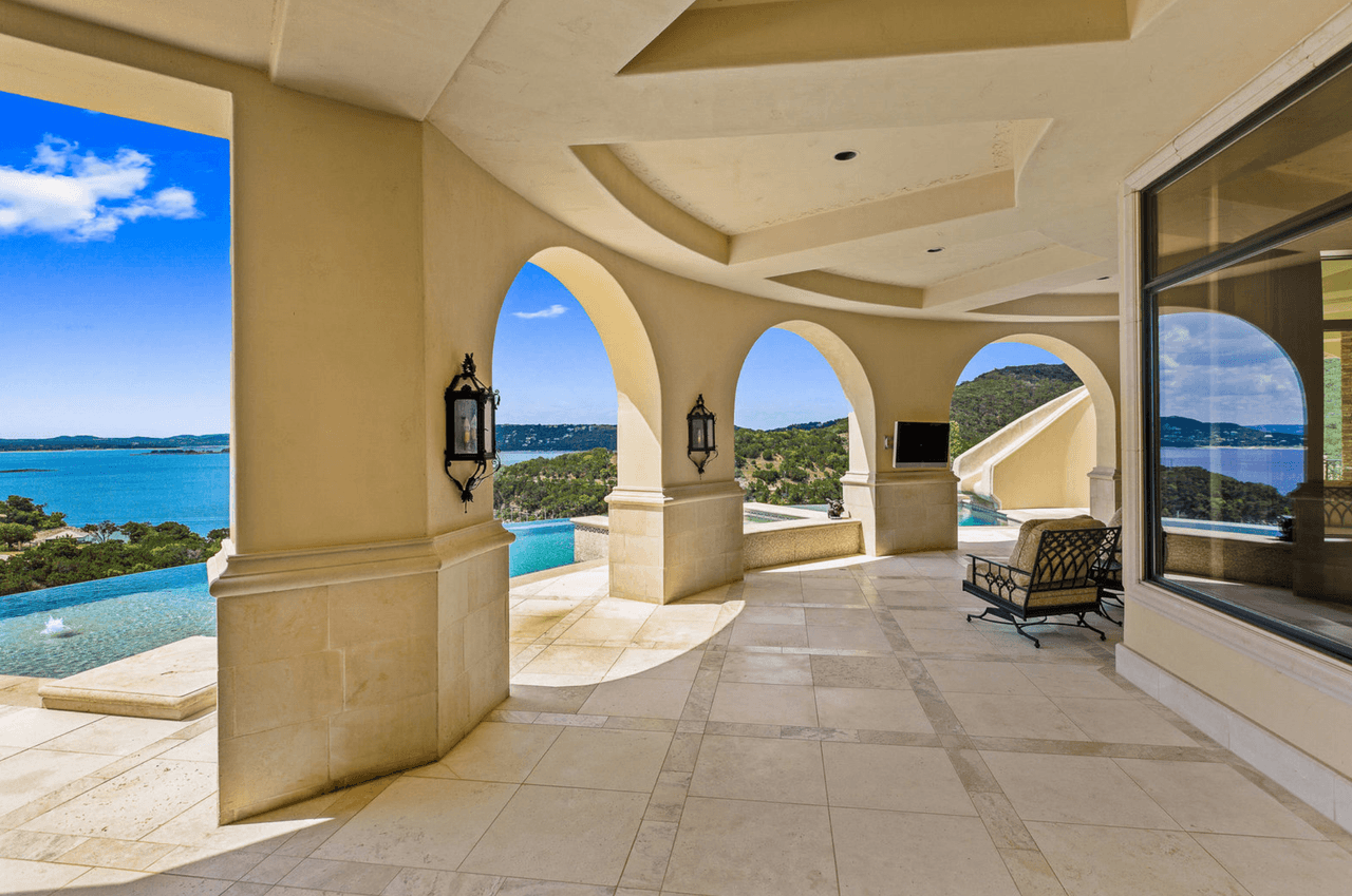 El último informe mensual de la Junta de Agentes Inmobiliarios de Austin de 2022 reveló máximos históricos para los precios de las viviendas tanto a nivel de la ciudad como del área metropolitana, con 
<a href="https://www.univision.com/local/austin-kakw/estas-areas-austin-registran-mayor-aumento-precios-casas-estudio-orchard-fotos" target="_blank">precios medios de las viviendas</a> que superan los $500,000 y los $600,000.