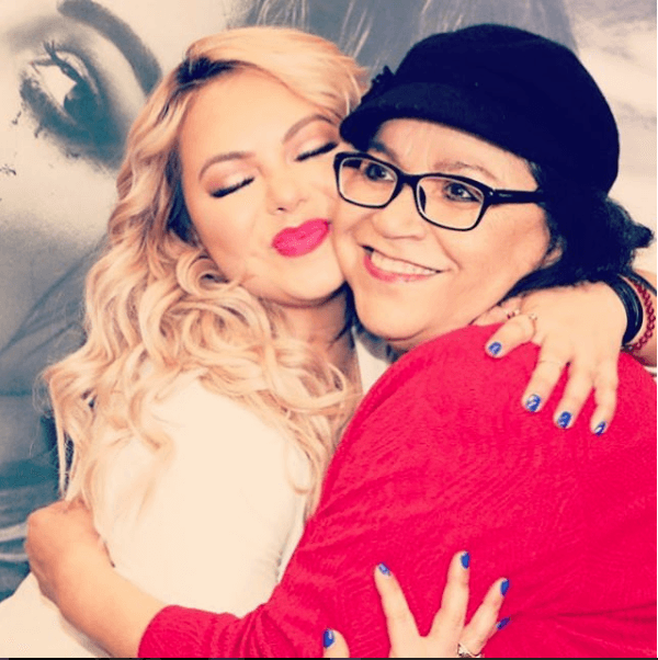 Doña Rosa Rivera cumplió años el pasado 15 de abril y por este motivo su nieta Chiquis le escribió el siguiente mensaje: "A la mujer que me enseñó a limpiar, a comer frijoles de la olla y amar a Dios a los 11 años 
<a href="https://www.instagram.com/senora_rosa/">@senora_rosa</a>! ¡Feliz cumpleaños mi grandma hermosa! Que Dios me la cuide y bendiga hoy y todos los días... ¡Gracias por ser la fuerza de nuestra familia! ¡La amo!