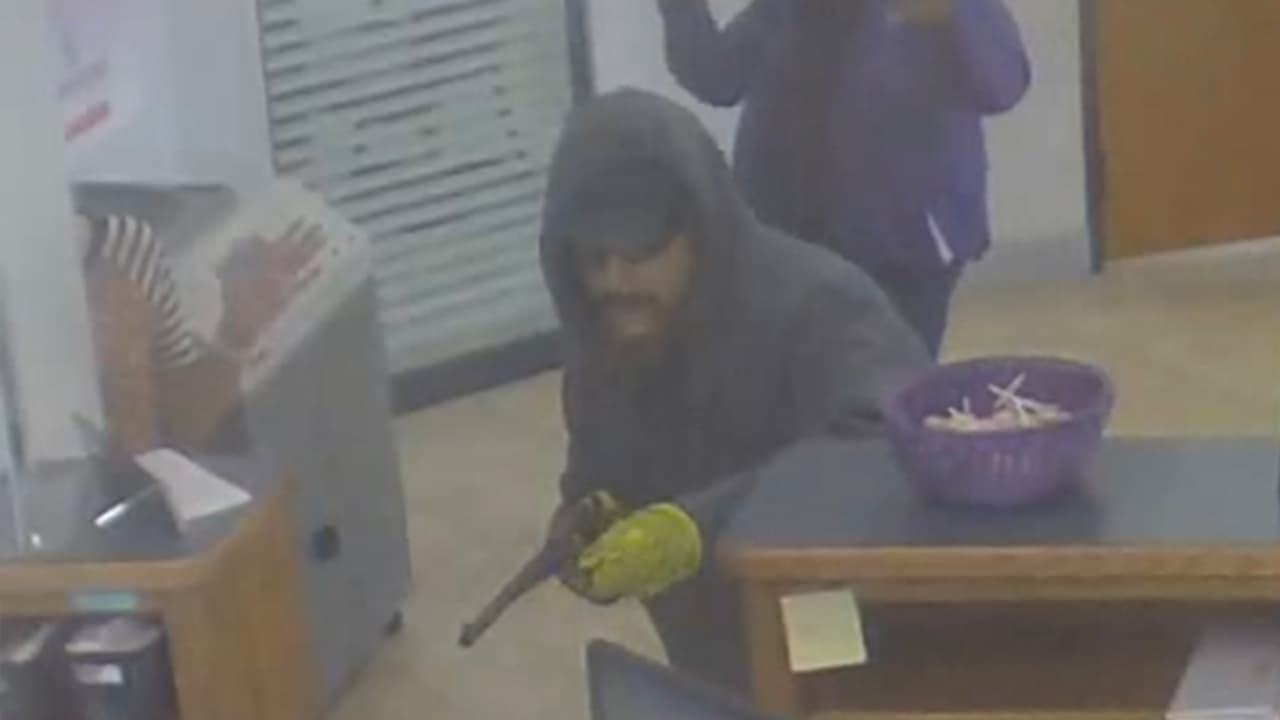 El hombre fue descrito como un hombre blanco, con un bigote falso, ropa oscura y guantes amarillo.