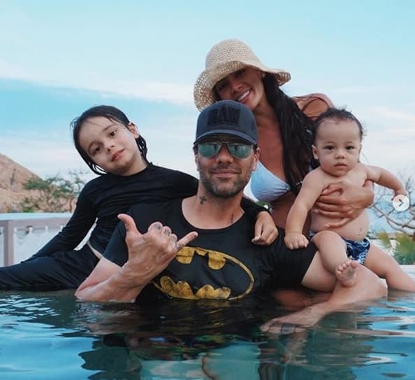 Al poco tiempo que 
<b><a href="https://www.univision.com/entretenimiento/viva-la-magia-del-amor-entre-belinda-y-el-ilusionista-criss-angel" target="_blank">Criss Angel y Belinda terminaron</a></b> su relación, él 
<b><a href="https://www.univision.com/entretenimiento/un-ano-despues-de-terminar-con-belinda-su-ex-criss-angel-anuncia-que-sera-papa-y-no-por-arte-de-magia" target="_blank">retomó su vida de pareja con Benson</a></b>, de quien ya se había divorciado en 2016. Por aquellas fechas, ambos enfrentaron la primera etapa del cáncer de Johnny y además procrearon a un segundo hijo, Xristos Yanni.