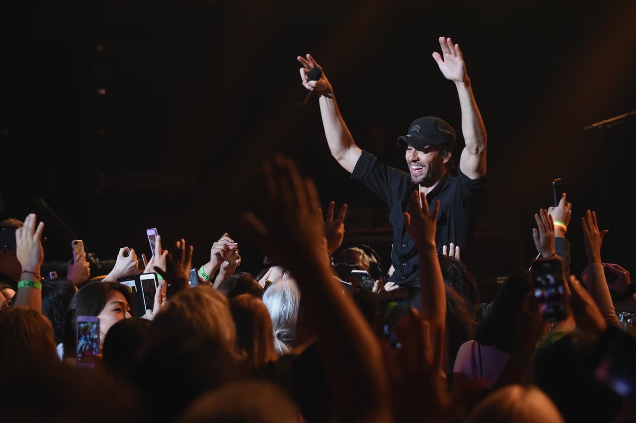 Enrique Iglesias tiene dos récords. Su canción ‘Bailando’ ha sido la que más ha durado en el #1 de Latin Hot songs.