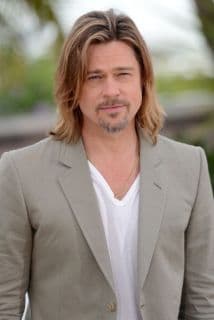 En el artículo se relata que
<b><a href="https://www.univision.com/entretenimiento/chismes/brad-pitt-habria-enganado-a-angelina-con-una-azafata" target="_blank"> la gota que derramó el vaso </a></b>en el matrimonio de la famosa pareja fue una pelea suscitada abordo de un avión privado en septiembre de 2016. El diario detalla que 
<b><a href="https://www.univision.com/entretenimiento/angelina-jolie-se-expresa-con-mucho-amor-de-brad-pitt-video/embed?simple" target="_blank">Angelina y Brad discutieron</a></b> por los problemas con la forma de beber del actor.
