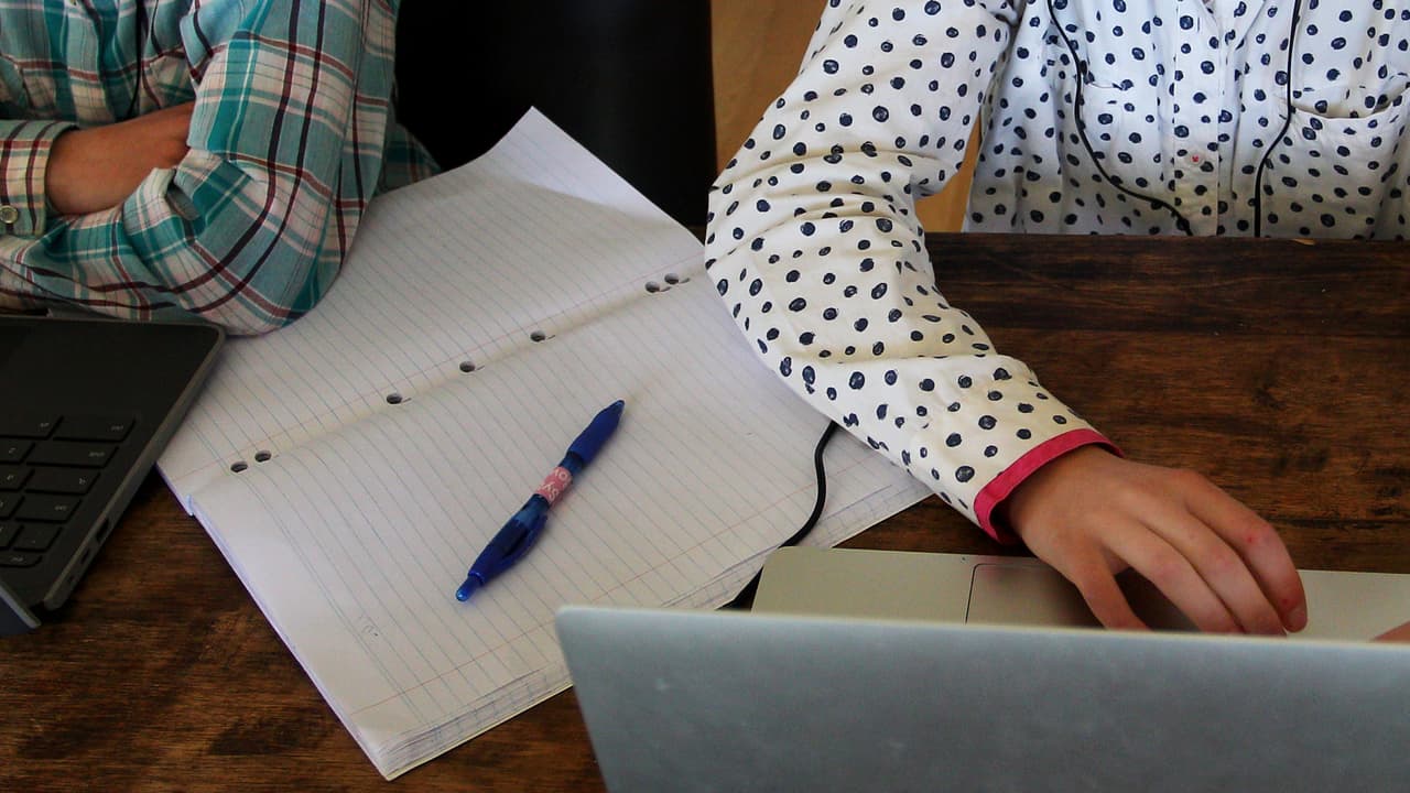 HISD busca ayudar a estudiantes que no hayan podido asistir a las clases virtuales