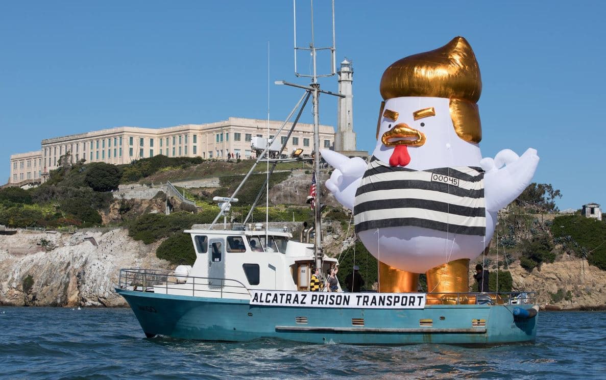 Manifestantes alistan a 'bebé Trump' y ‘gallina Trump’ para recibir al presidente en Silicon Valley