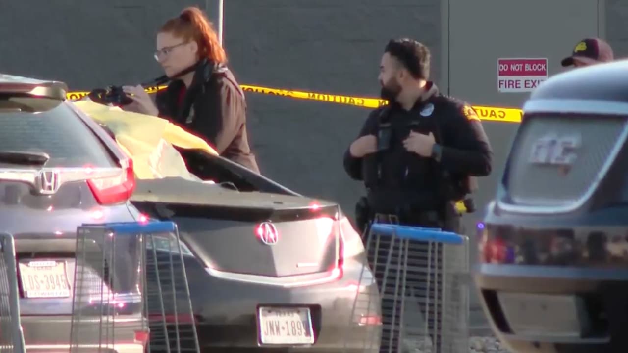 La situación tomó un giro cuando los investigadores revelaron que
<b>la mujer se encontraba sola en el auto mientras un familiar realizaba compras en el establecimiento</b>. En la búsqueda de respuestas, los investigadores están recopilando información adicional sobre el familiar, entrevistando testigos presenciales y revisando
<b> las grabaciones de las cámaras de seguridad del área</b>.